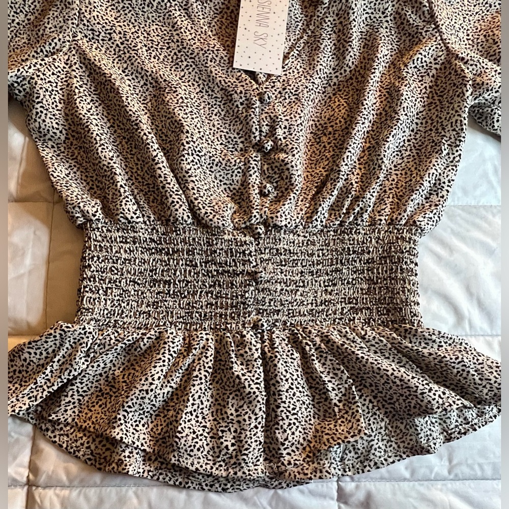 NWT Sienna Sky quarter sleeve blouse. Women’s size small. Ruched sleeves - Picture 3 of 9